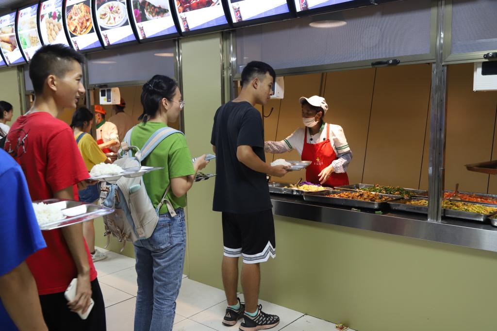 食堂就餐照