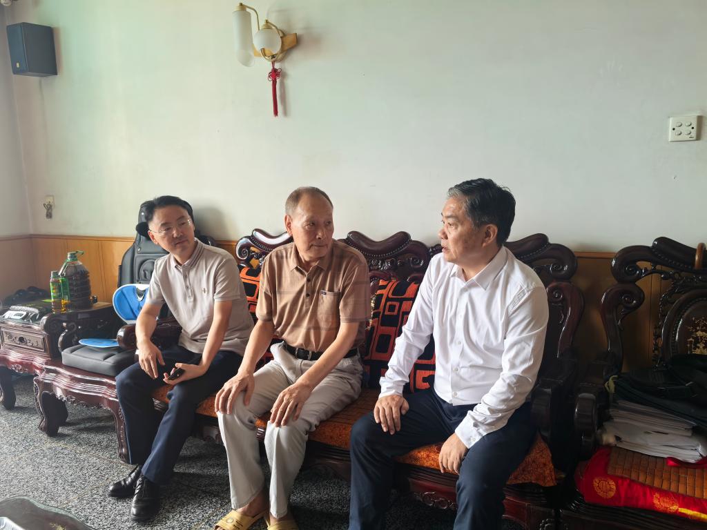 看望慰问退役教职工代表金作衡