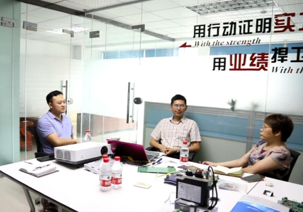 采访组在电信学院3名同班同寝校友创办的千里智能控制科技公司采访