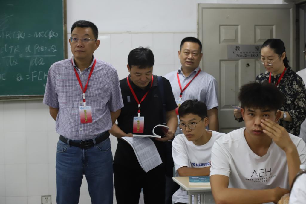 副校长刘立新检查教学工作